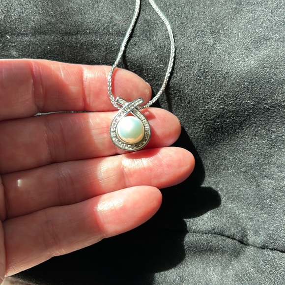 14kt White Gold XO 17” necklace.  I only wore few times to weddings. Like NEW - Picture 2 of 4